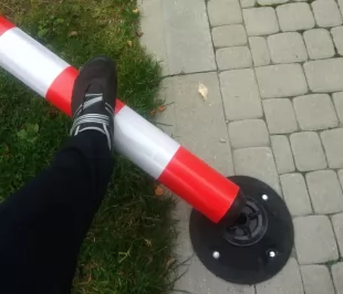 Słupek parkingowy blokujący FLEXPIN | PCV, 46 cm, na stopie, uchylny